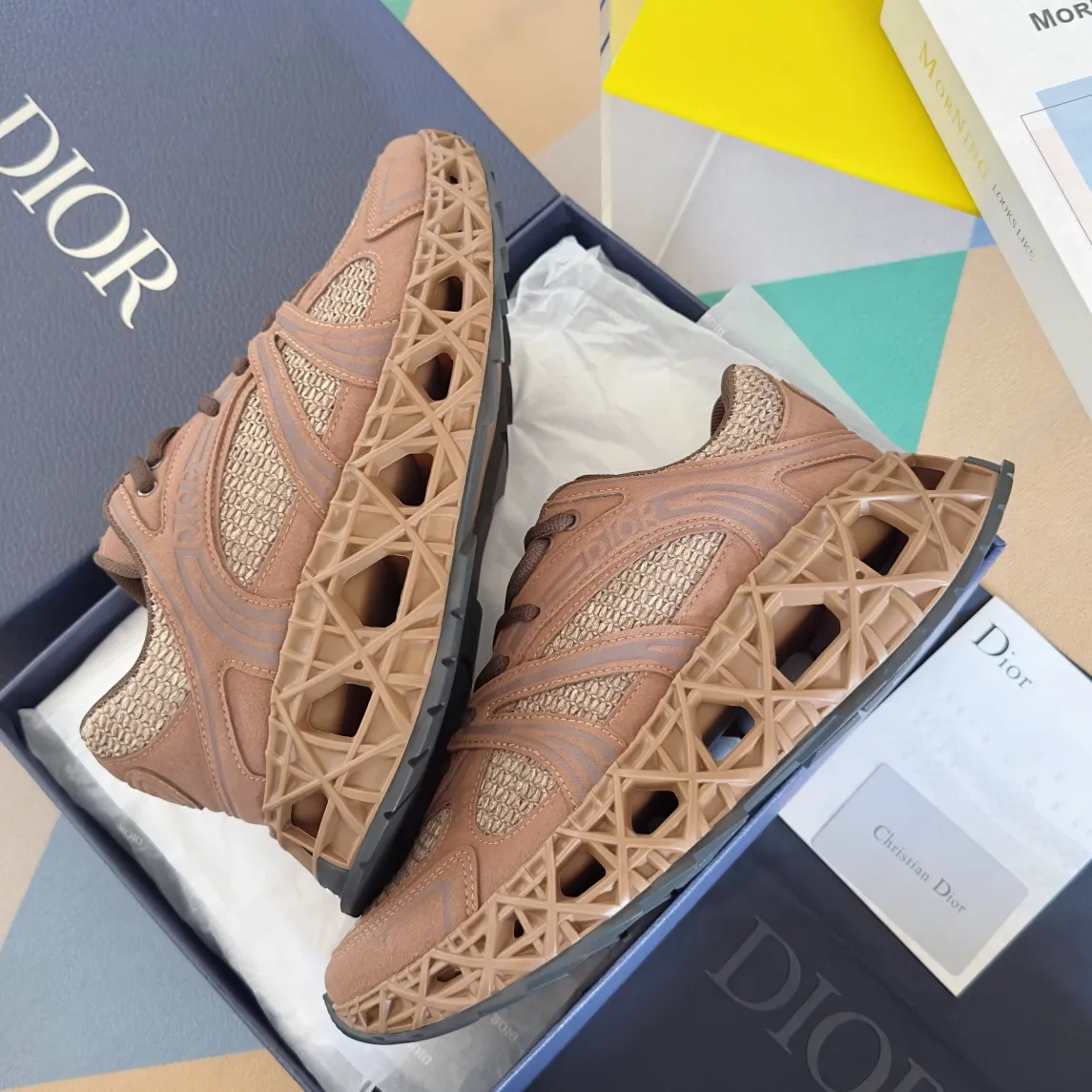 【DIOR】P:800💰 Men's 39-44. (Male 45.46 custom-made) Dior kawa Dior joint 2025ss casual sports shoes‼ ️ Reinterpret running shoes with dior’s haute couture style. b35 is made of fine-textured leather and mesh fabric materials. It can be worn in all seasons, is comfortable and breathable, and has many lines on the shoe body to outline details. It has a full retro three-dimensional feel and can create a casual look all year round!